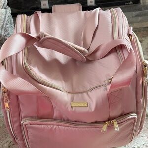 Pink makeup case ; esthetician or hair dresser. Make up artist / roller